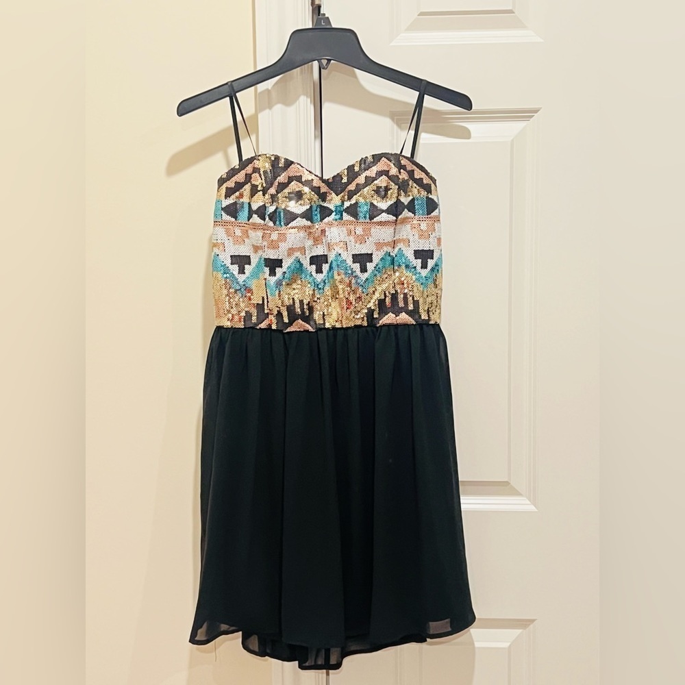 Cute and sparkly strapless dress great for weddings and homecoming.